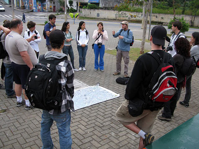 Partida da Expedição Pinheiros Vivo; o riacho Água Podre foi um dos visitados (Foto: Cesar Pegoraro - ver mais em http://aguasclarasdoriopinheiros.org.br/expedicao/home2/)