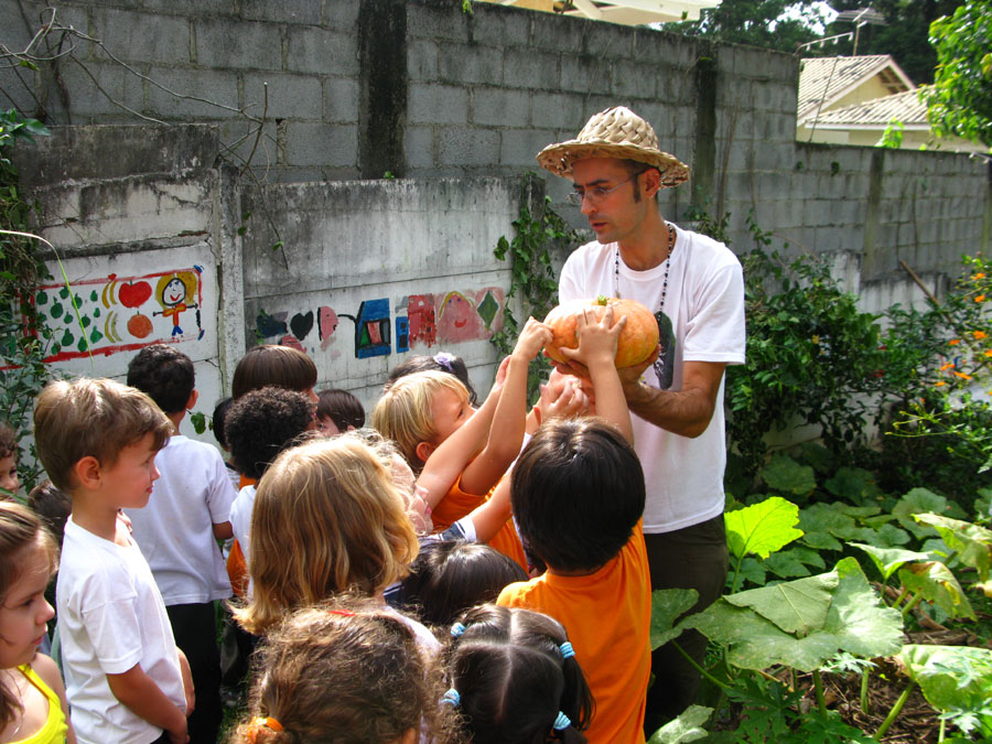 Cesar e seus alunos em dia de colheita na horta em mandala (Foto: Fabiana Midea)
