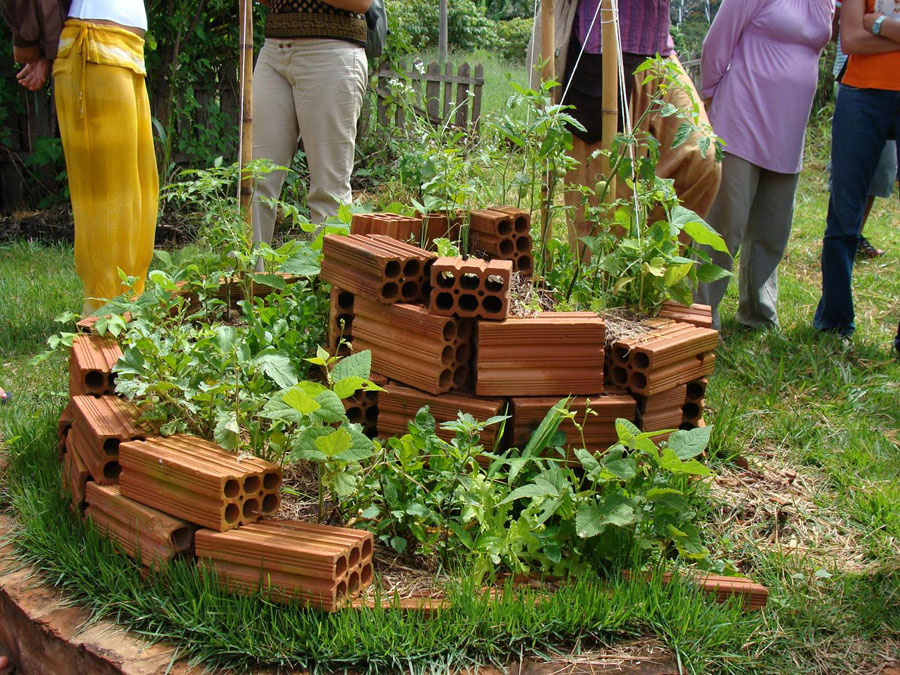 Além de funcionais, a Permacultura propõe desgns estéticos, como esta horta orgânica espiral de ervas condimentares e medicinais (Foto: André Fossaluza)