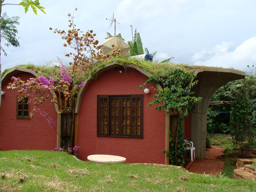 Casa com telhado verde projetada pelo arquiteto Vitor Lotufo nos moldes ideais da Permacultura, Sítio Beira Serra, Botucatu – SP (Foto: André Fossaluza)